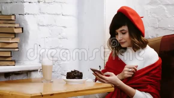 咖啡馆里的女孩看着电话微笑着视频的预览图
