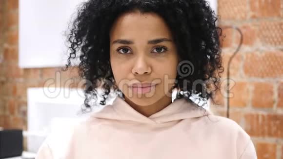 美国黑人妇女的心形手势视频的预览图