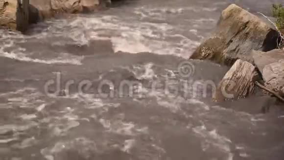 有巨石的河流视频的预览图