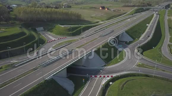 鸟瞰高速公路全景国家的运输动脉公路上车辆的移动Landsca视频的预览图