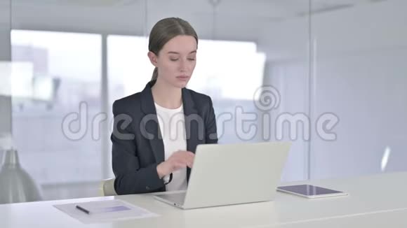 办公室里戴头巾的年轻女商人视频的预览图