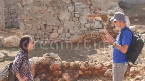 两位年轻的考古学家探索古城视频的预览图