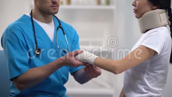 医生固定手腕弹性包裹女性病人泡沫颈圈康复视频的预览图