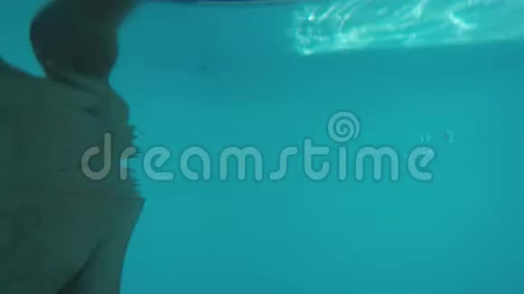 高加索人在蓝水池的底部安装摄像机视频的预览图