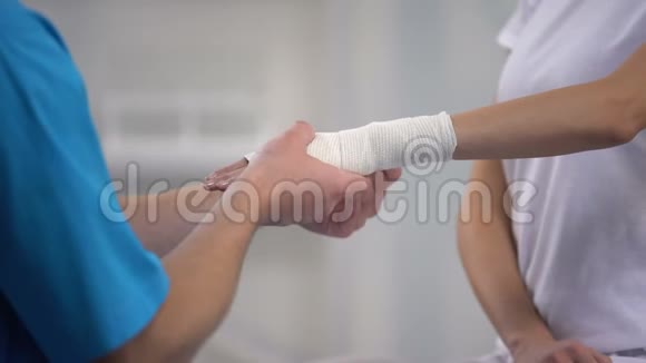 矫形器在女性患者手关节脱位上应用手腕弹力包视频的预览图