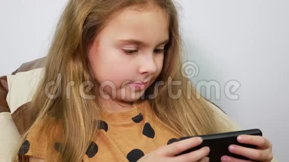 使用智能手机的少女用小工具休息关门视频的预览图