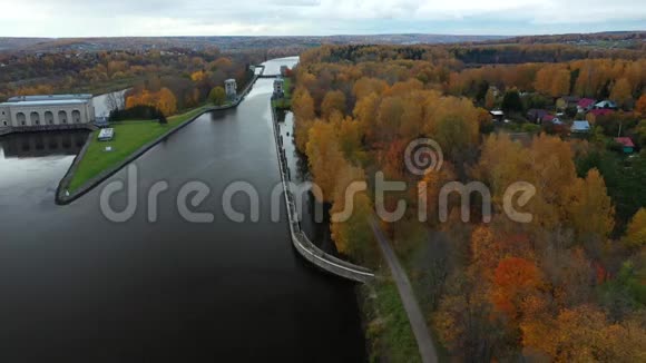莫斯科运河在秋天的下午视频的预览图