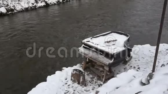 城市冬季河附近的破雪钢琴视频的预览图