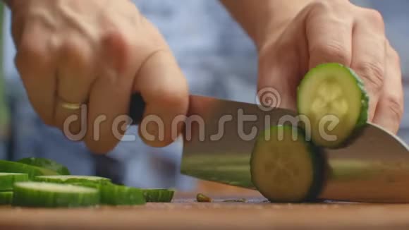 在厨房的木板特写黄瓜上切刀切碎视频的预览图