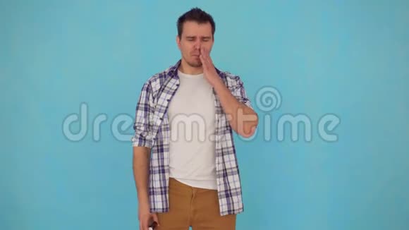 肖像中年男子穿着衬衫有鼻塞问题视频的预览图
