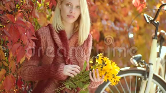 有黄色浮子的女人秋天快乐的女孩和快乐秋天在公园散步的美丽快乐女孩的户外画像视频的预览图