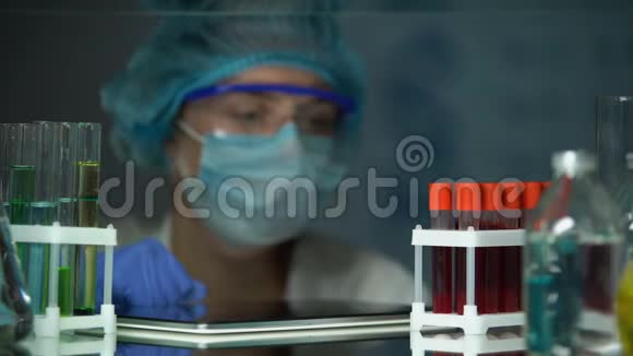 实验室技术人员用血清管分析及片剂分型视频的预览图