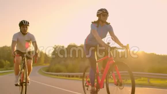 骑自行车比赛骑自行车的运动员高速比赛视频的预览图