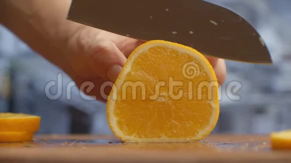 在厨房的木板上用木板把切好的桔子做特写视频的预览图