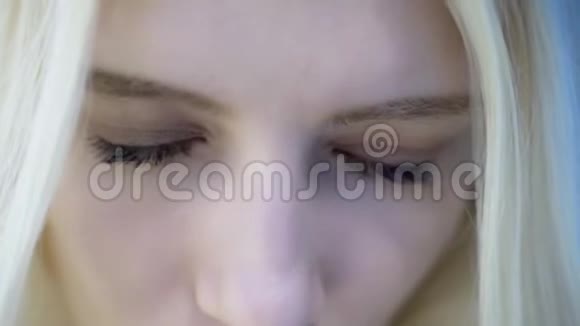 金发女孩特写的青蓝色眼睛视频的预览图