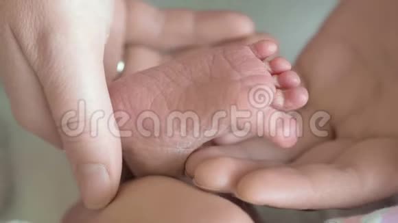 新生婴儿小脚视频的预览图