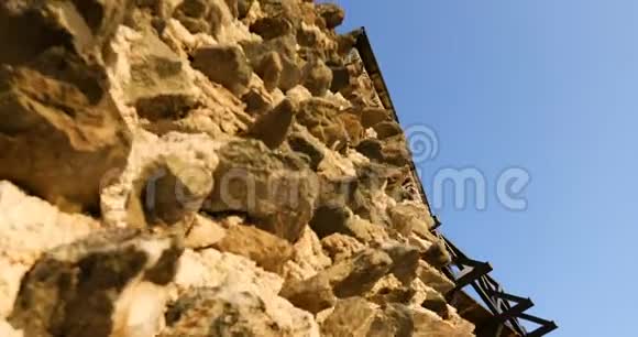 相机起重机拍摄不规则形状的石墙中世纪城堡视频的预览图