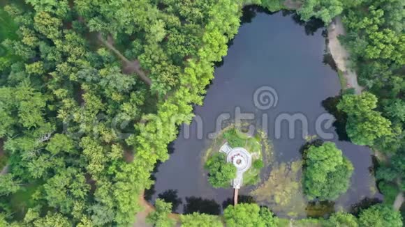 三角形池塘与露台顶部的视野更平滑的乘坐相机沿着叶卡捷琳堡哈里托诺夫斯基公园这就是视频的预览图