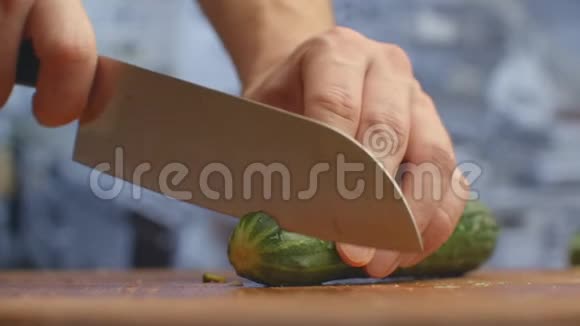 在厨房的木板特写黄瓜上切刀切碎视频的预览图