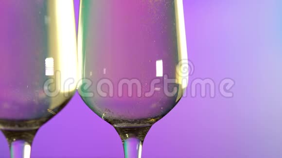 两个长笛与起泡香槟在紫色背景关门视频的预览图