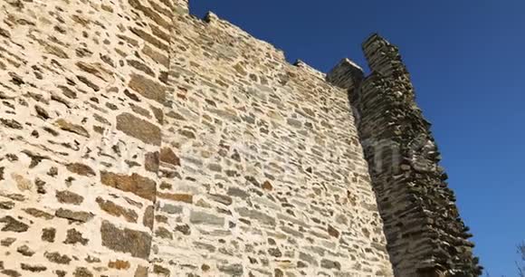 一座中世纪的石塔有一面石墙和一个外部楼梯视频的预览图