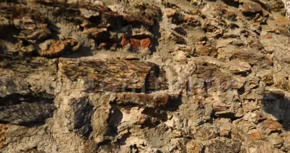 中世纪的一座石塔从石墙上开了一张鹤式照相机的照片视频的预览图