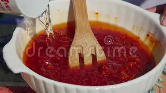 厨师用大蒜油和许多香料自制辣番茄酱视频的预览图