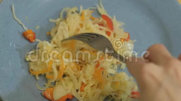 卷心菜沙拉新鲜胡萝卜和红胡椒在盘子上吃叉子视频的预览图