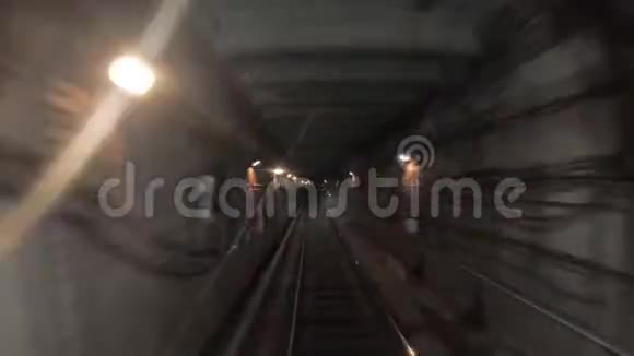 地铁列车走向光明的时间流逝在现代化城市的隧道中快速快速的地下列车视频的预览图