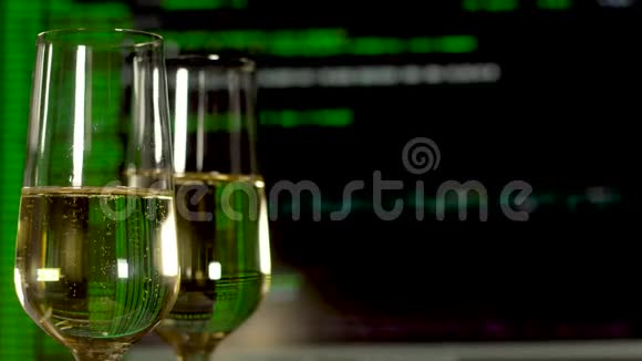 在计算机程序背景下提供两杯香槟视频的预览图