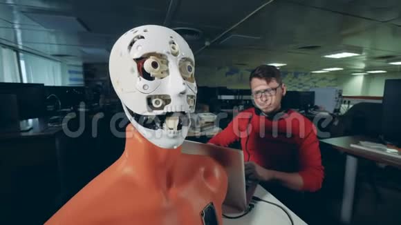 女工程师把一张脸放在一个半机人头上关上视频的预览图