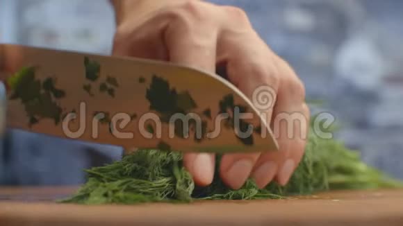 在厨房的一块木板上用木板把绿色的子切好割草和绿化视频的预览图