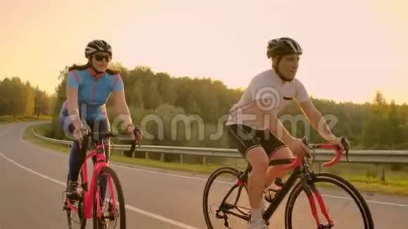 骑自行车比赛骑自行车的运动员高速比赛视频的预览图
