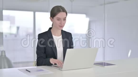 开朗的年轻女商人在玩电脑视频聊天视频的预览图