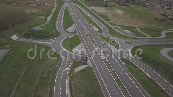 鸟瞰高速公路全景国家的运输动脉公路上车辆的移动Landsca视频的预览图