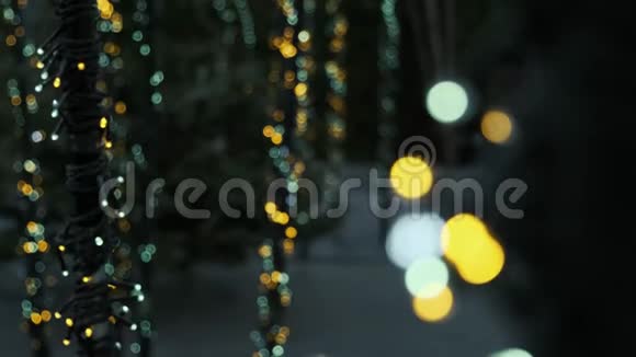 闪闪发光的圣诞灯节日花环装饰有五颜六色的圣诞树假日视频的预览图