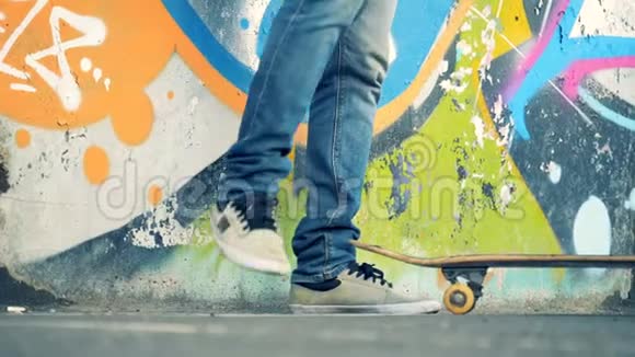 一个肮脏的滑板被一个男人的腿抬视频的预览图