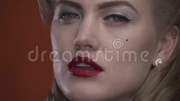 50年代的金发女人涂着红口红的摆姿势特写镜头视频的预览图