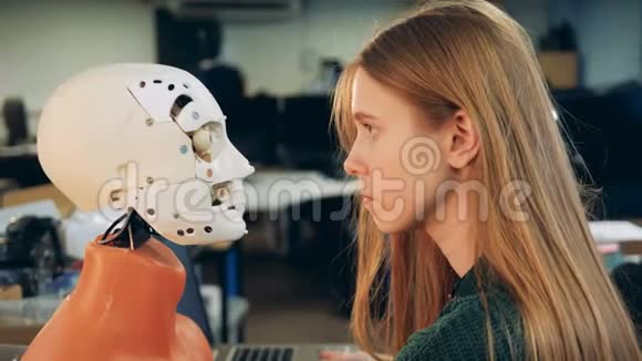 女人看着机器人脸人类和机器人视频的预览图