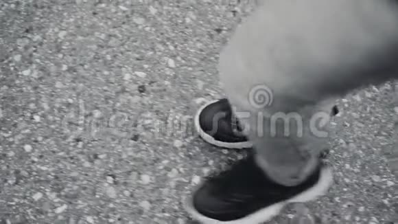 穿运动鞋的女人脚的黑白镜头女孩在城里走来走去视频的预览图