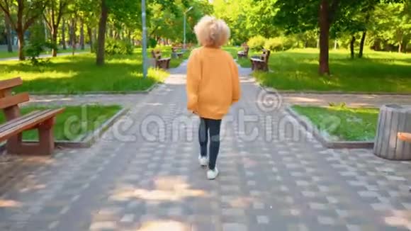 金发少女穿着休闲运动鞋在街上漫步视频的预览图