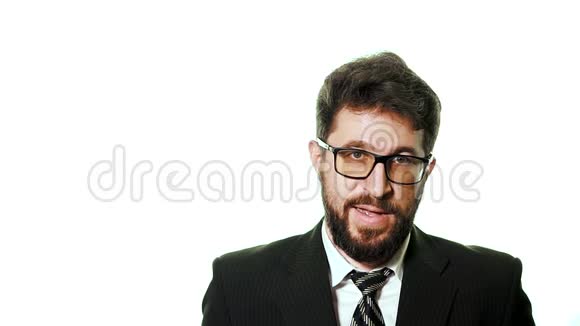 一个概念模型大胡子商人戴着眼镜手里拿着一块绿色屏幕的平板电脑从底部移动视频的预览图