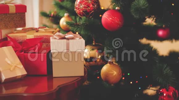 在客厅里播放了4k片圣诞树镜头和许多盒子里面有礼物和礼物视频的预览图