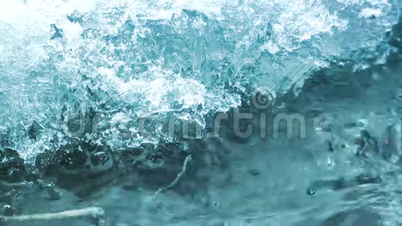 泉水和融化冰蓝色调背景视频的预览图