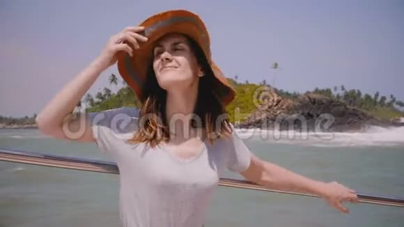 快乐美丽的年轻女性游客在阳光明媚的风日度假享受惊人的异国情调的海上游船之旅视频的预览图
