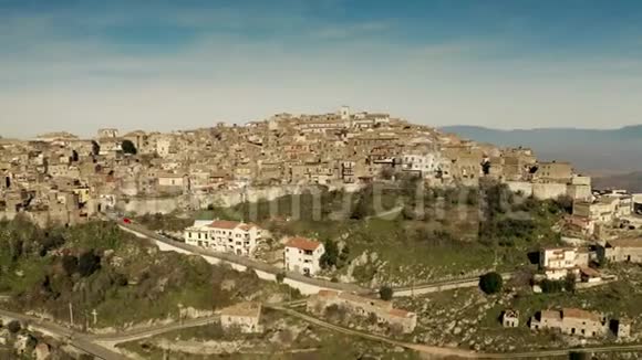 意大利山区风景如画的圣奥雷斯特小镇空中拍摄视频的预览图