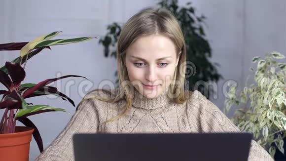 情绪激动的女人在笔记本电脑上工作视频的预览图