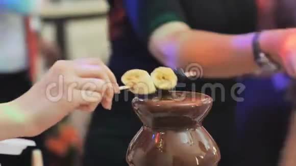 水果浆果准备巧克力喷泉结婚庆典视频的预览图