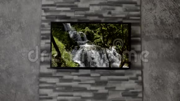墙上的电视机上面有一幅瀑布的照片视频的预览图