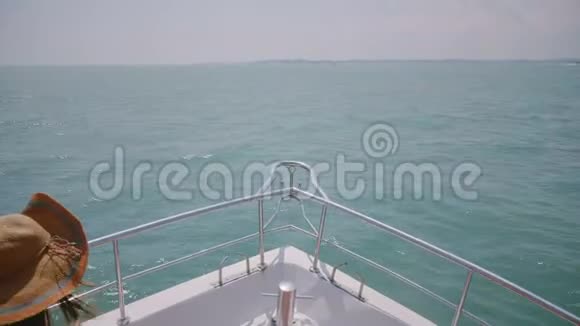 快乐成功的白种人旅游妇女走上游艇船鼻享受惊人的阳光航海度假视频的预览图